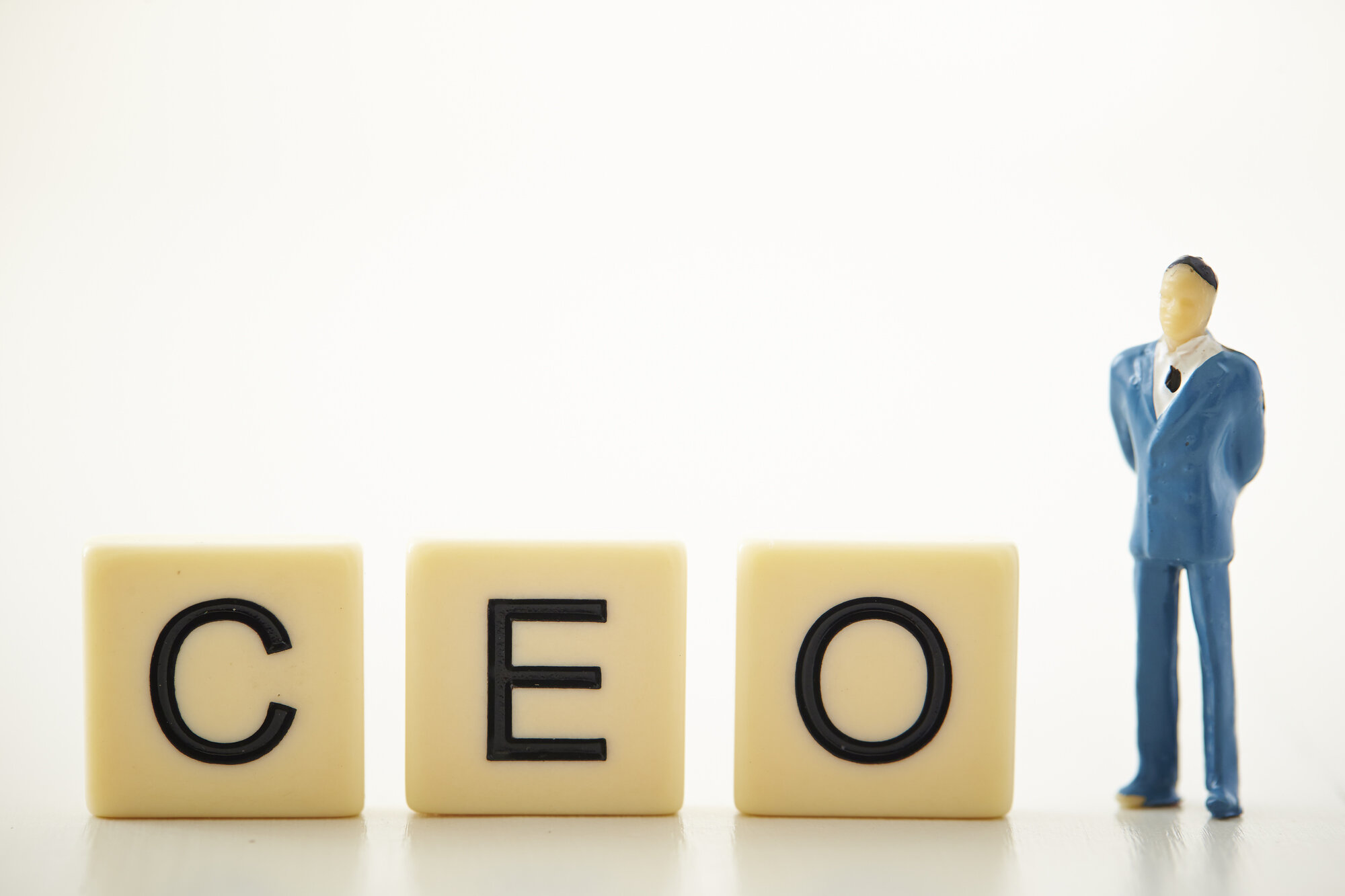 CEOとCOO・代表取締役の違いは？求められる資質やキャリアパスを解説